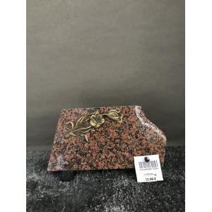 Plaque en granit avec décoration de fleurs en bronze