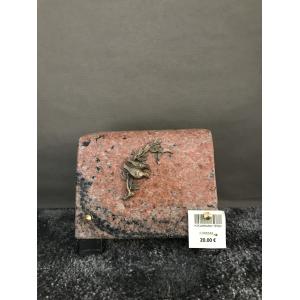 Plaque en granit avec oiseaux en bronze