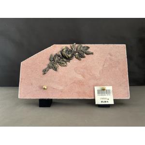 Plaque granit avec fleur en bronze